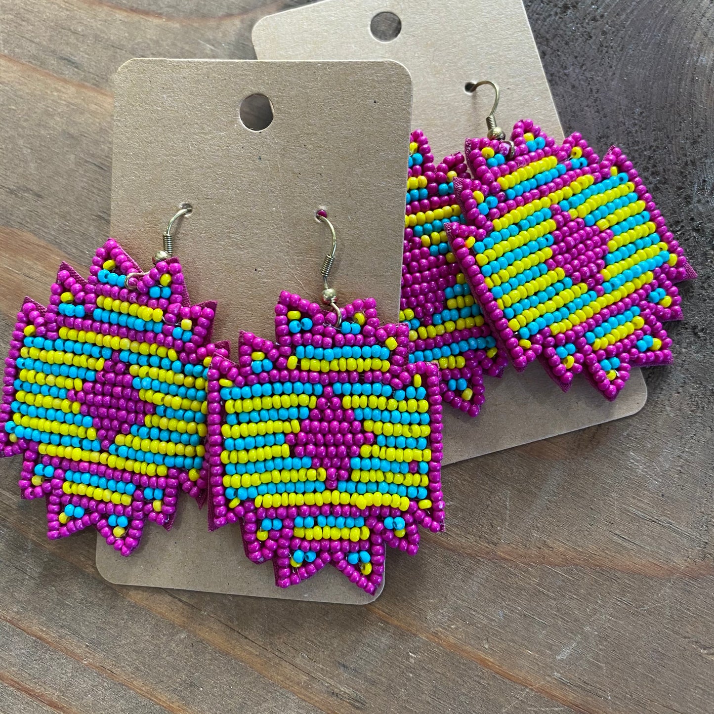 Beaded Aztec earrings - Fuchsia